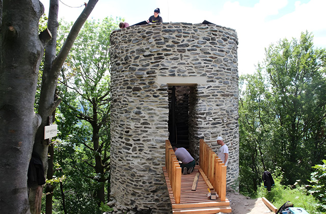 nahled-castecna-rekonstrukce-jizni-veze-hradu-stary-herstejn-a-zrizeni-vyhlidkoveho-och